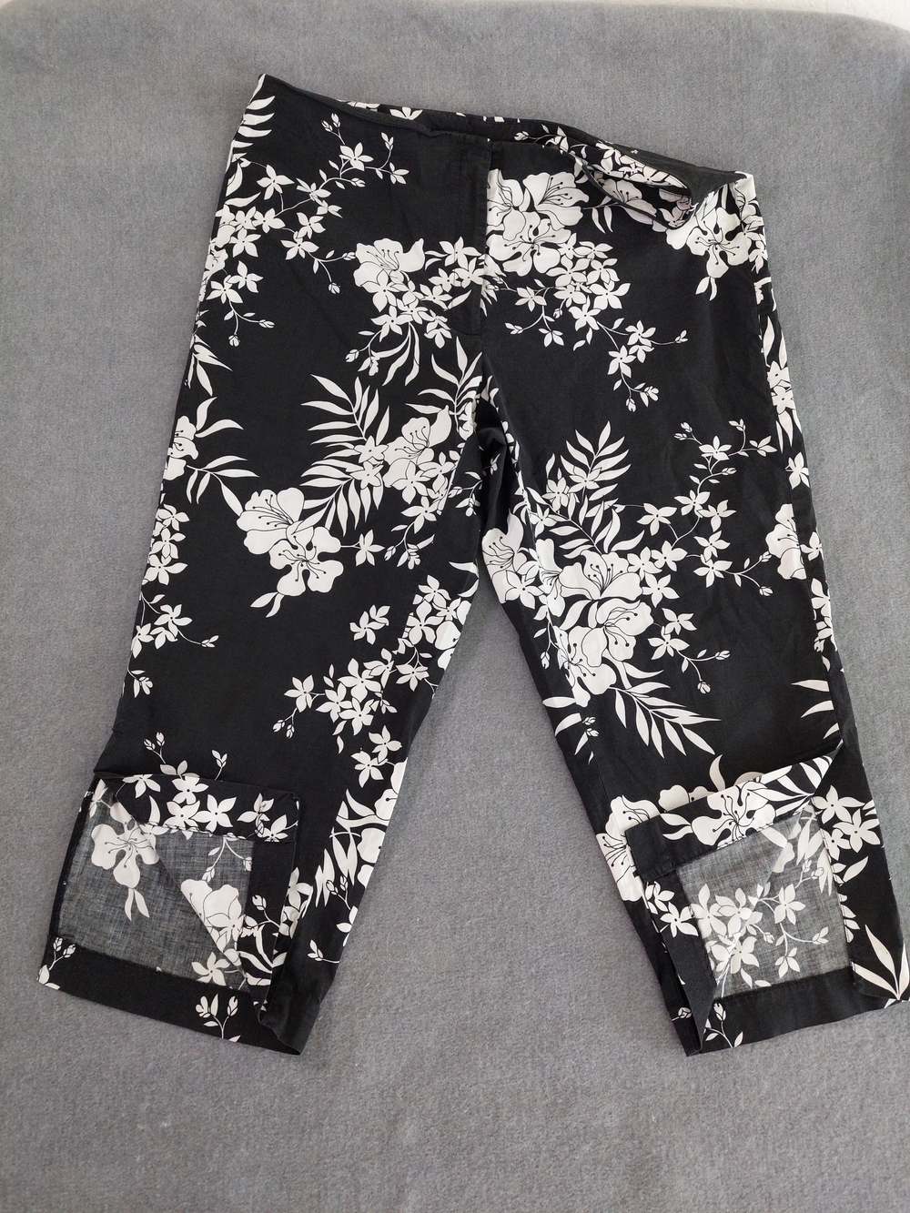 Venezia Jeans Black White Floral Capri Crop Pants Plus Size 16 Mid Rise Slit Hem - Picture 11 of 11